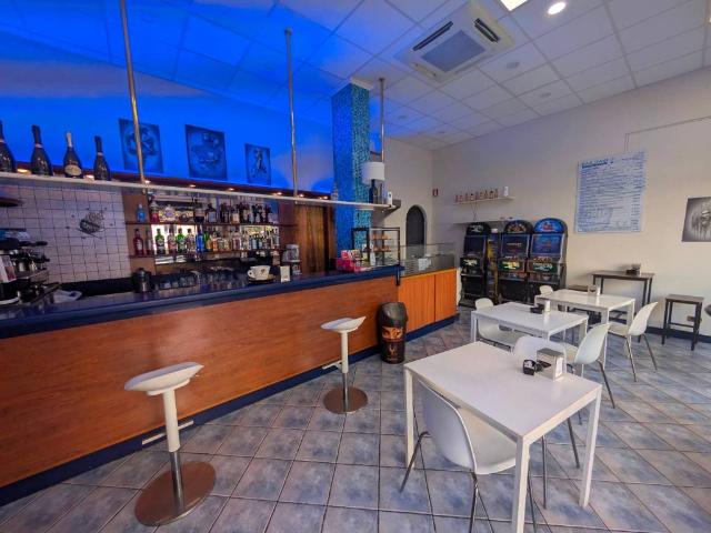 Locale Commerciale in vendita a Levante, Serra Riccò