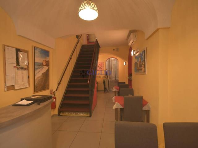 Locale Commerciale in vendita a Centro Est, Serra Riccò