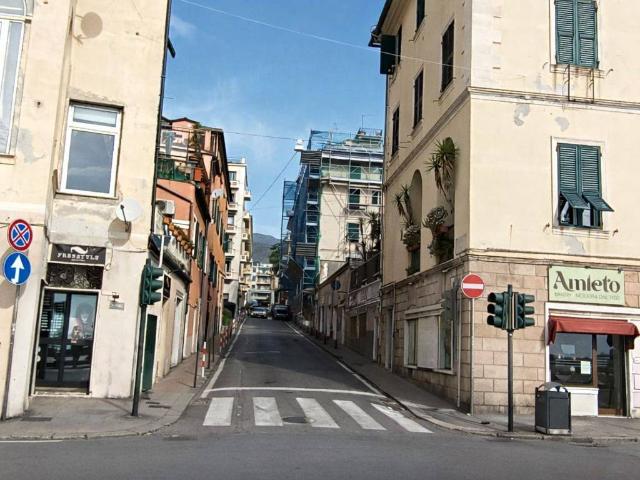 Locale Commerciale in vendita a Ponente, Serra Riccò