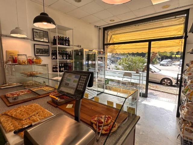 Locale Commerciale in vendita a Quarto dei Mille, Genova