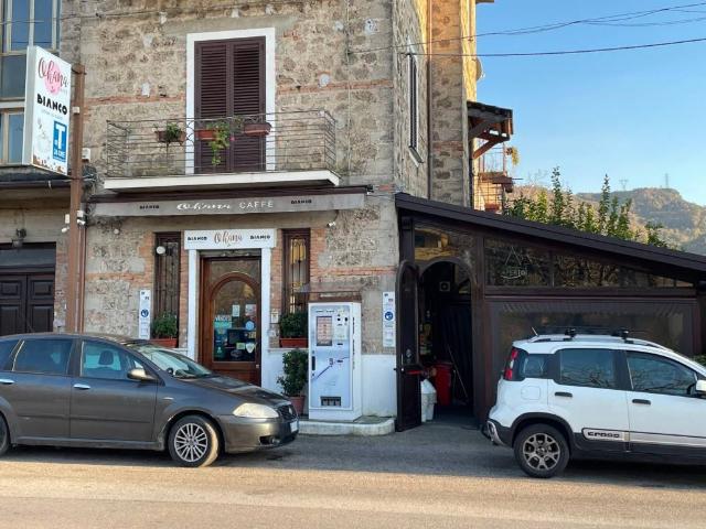 Locale Commerciale in vendita a Giffoni Sei Casali, Campania