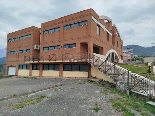Locale Commerciale in vendita a Giffoni Sei Casali, Campania