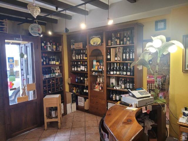 Locale Commerciale in vendita a Torre, Goito
