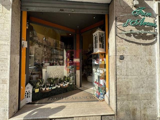 Locale Commerciale in vendita a Gragnano, Campania