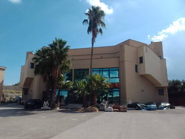 Locale Commerciale in vendita a Puglia, Taranto