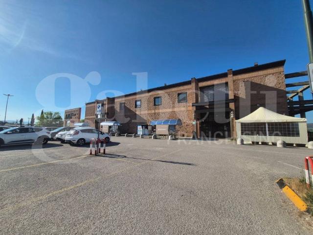 Locale Commerciale in vendita a Gubbio, Umbria