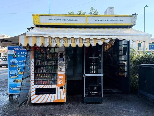 Locale Commerciale in vendita a Ischia, Campania