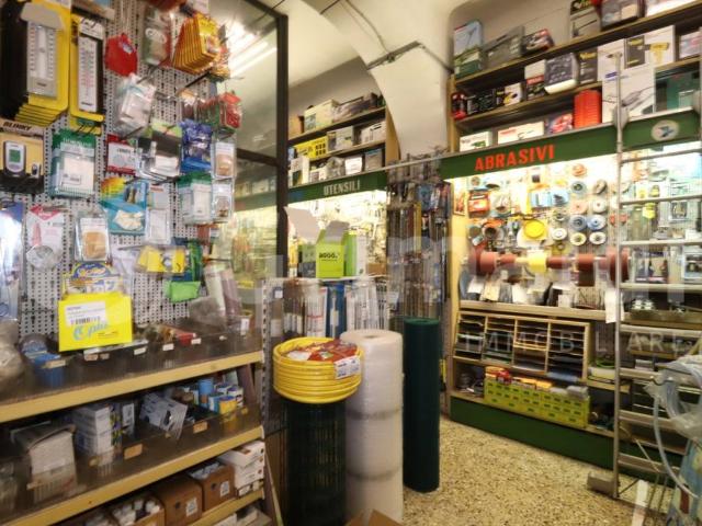 Locale Commerciale in vendita a Sarbia, La Spezia
