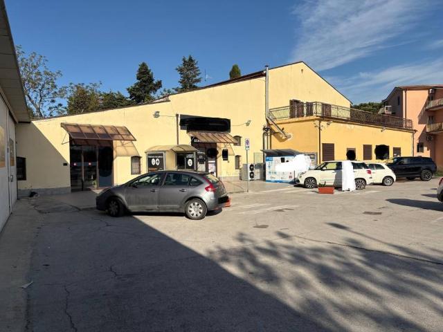 Locale Commerciale in vendita a Larino, Molise