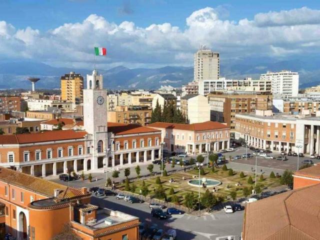 Locale Commerciale in vendita a Nicolosi, Latina