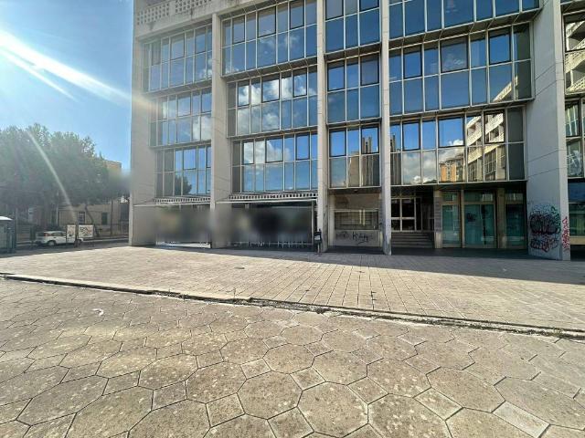 Locale Commerciale in vendita a Puglia, Lecce