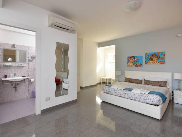 Locale Commerciale in vendita a Puglia, Lecce