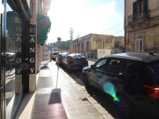 Locale Commerciale in vendita a Puglia, Lecce