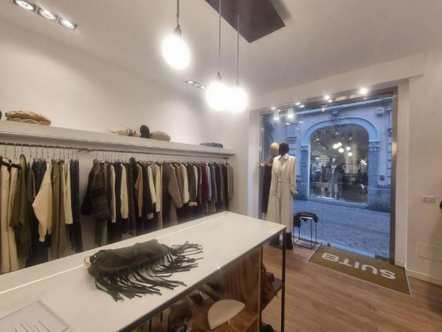 Locale Commerciale in vendita a Oltresempione, Legnano