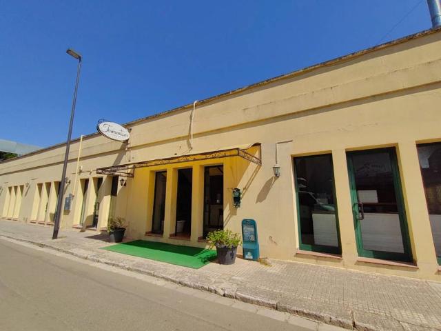 Locale Commerciale in vendita a Puglia, Lecce