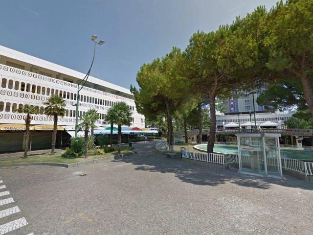 Locale Commerciale in vendita a Lignano City, Lignano Pineta