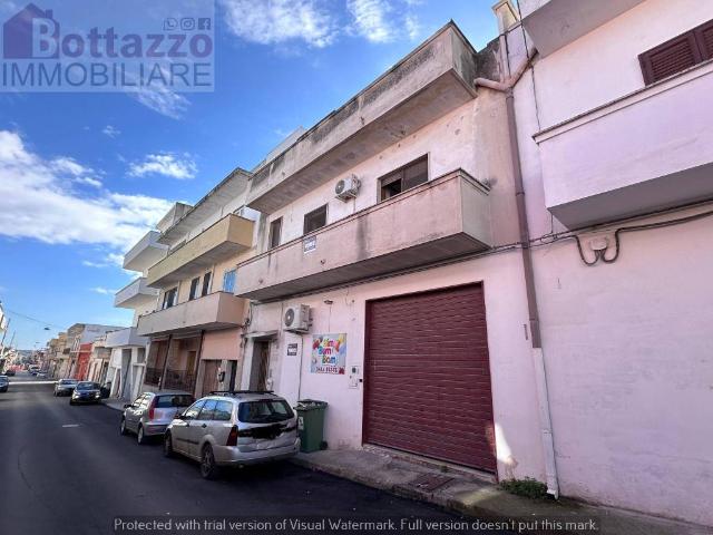 Locale Commerciale in vendita a Lizzano, Taranto