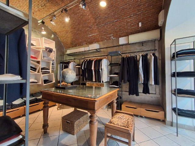 Locale Commerciale in vendita a Loano, Liguria
