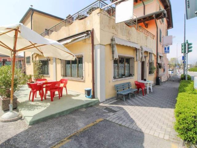 Locale Commerciale in vendita a Lonato, Lombardia