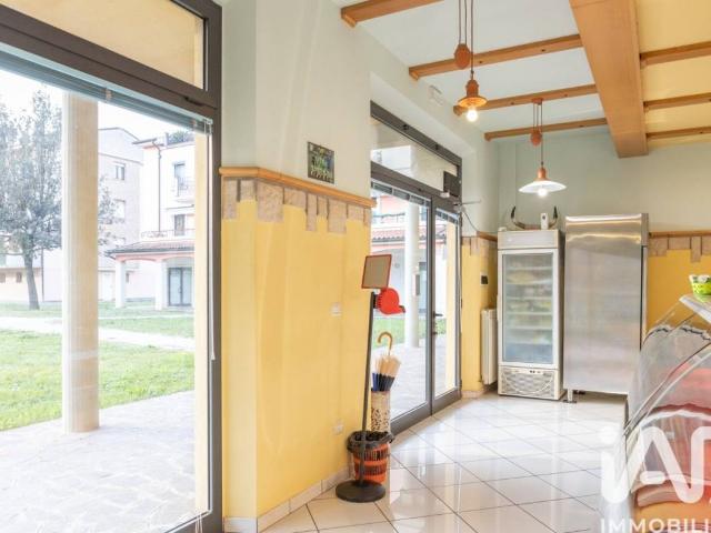 Locale Commerciale in vendita a Marche, Ancona
