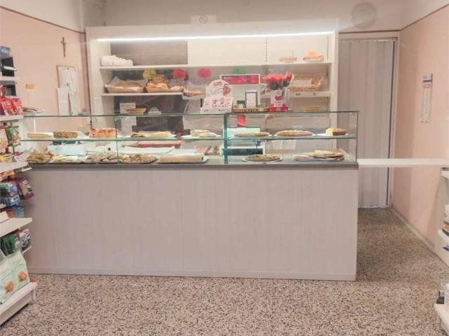 Locale Commerciale in vendita a Marche, Pesaro E Urbino