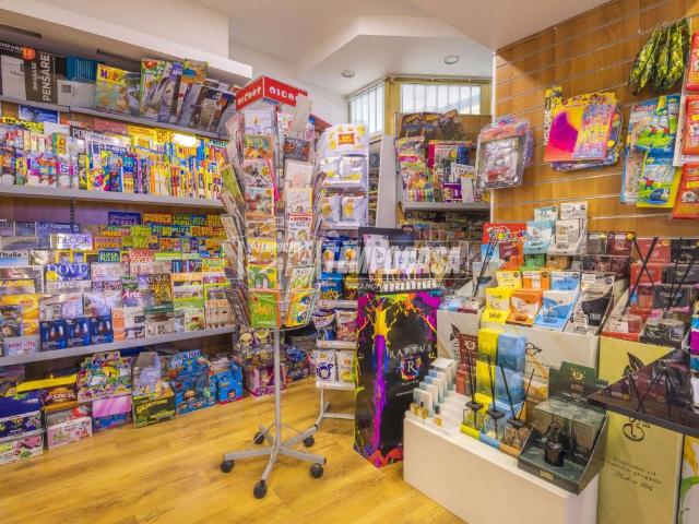 Locale Commerciale in vendita a Santa Croce, Marche