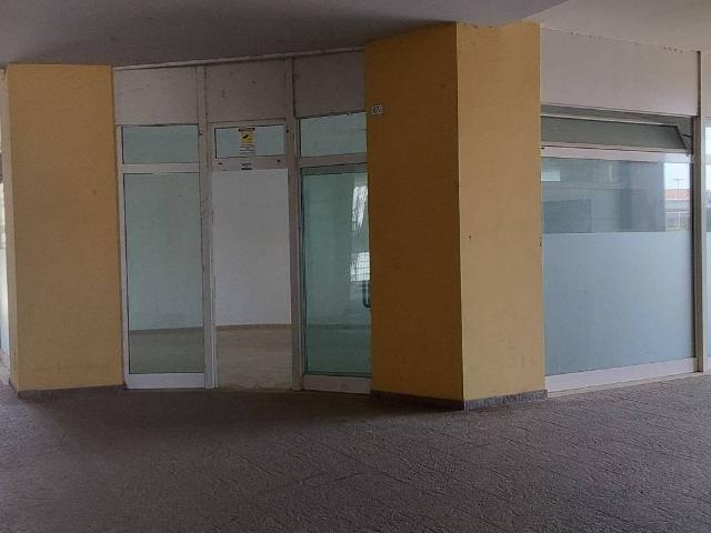 Locale Commerciale in vendita a Marche, Macerata