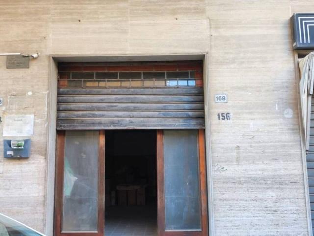 Locale Commerciale in vendita a Maddaloni, Campania