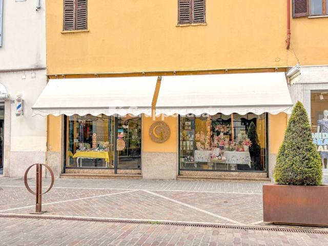 Locale Commerciale in vendita a Magenta, Lombardia