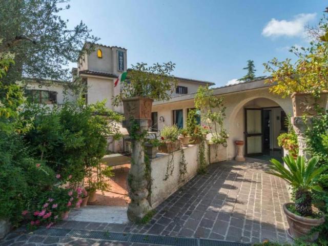 Locale Commerciale in vendita a Magione, Umbria