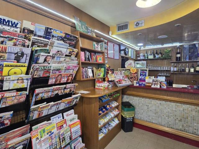 Locale Commerciale in vendita a Magione, Umbria