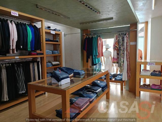 Locale Commerciale in vendita a Puglia, Lecce
