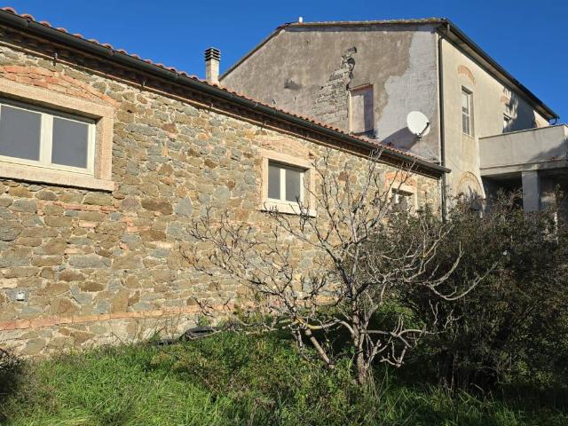 Locale Commerciale in vendita a Unione di Comuni Montani Colline del Fiora, Manciano