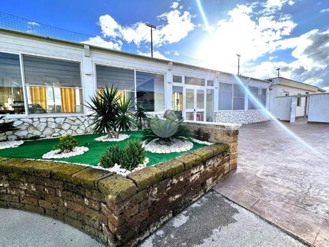 Locale Commerciale in vendita a Quartiere ANAS, Puglia