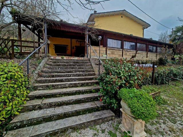 Locale Commerciale in vendita a Manoppello, Abruzzo