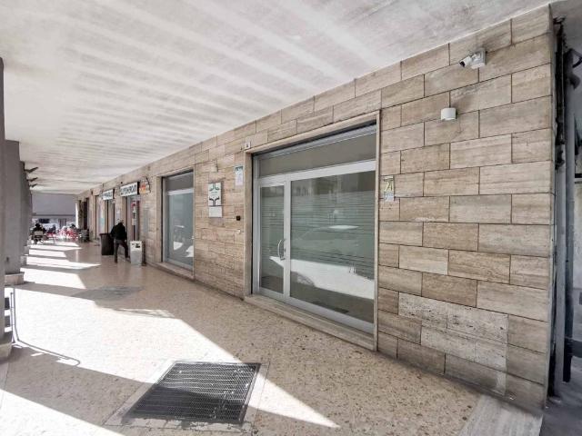Locale Commerciale in vendita a Puglia, Taranto