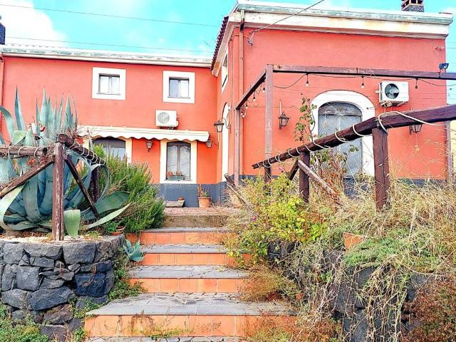 Locale Commerciale in vendita a Mascali, Sicilia