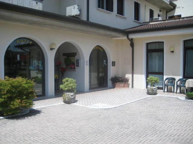 Locale Commerciale in vendita a Maserada Sul Piave, Veneto