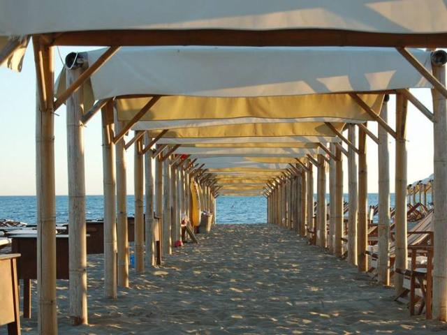 Locale Commerciale in vendita a Poveromo, Marina Di Massa
