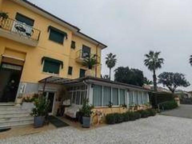 Locale Commerciale in vendita a Marina di Massa, Marina Di Massa