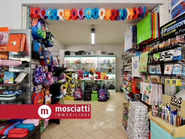 Locale Commerciale in vendita a Marche, Macerata