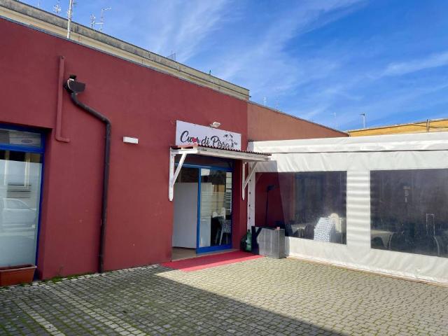 Locale Commerciale in vendita a Piazza Guglielmo Marconi Ex Mercato Ortofrutticolo, Matera