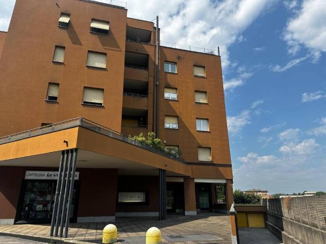 Locale Commerciale in vendita a Meda, Monza e della Brianza