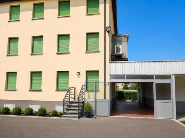 Locale Commerciale in vendita a Medesano, Ramiola