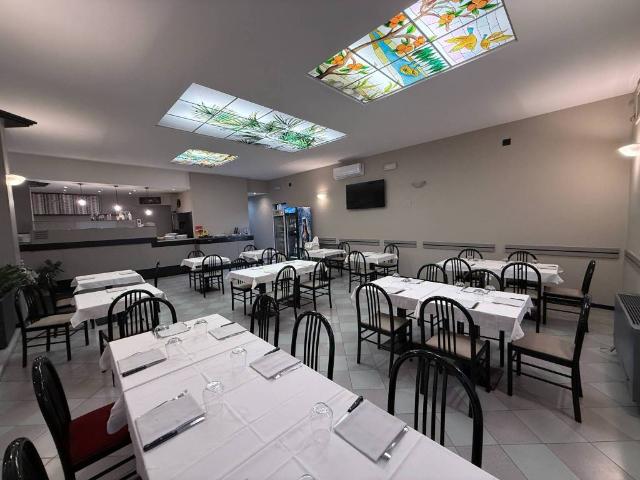 Locale Commerciale in vendita a Medesano, Felegara