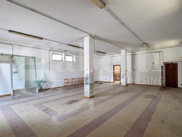 Locale Commerciale in vendita a Puglia, Lecce