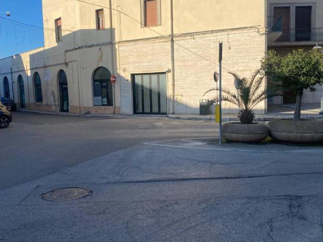 Locale Commerciale in vendita a Puglia, Brindisi