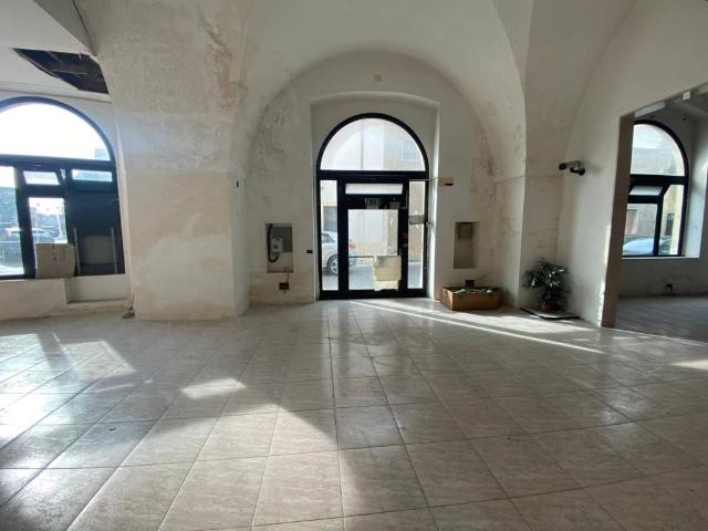 Locale Commerciale in vendita a Puglia, Brindisi