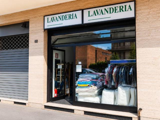Locale Commerciale in vendita a Municipio 7, Milano