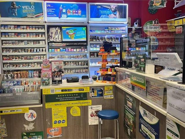 Locale Commerciale in vendita a Centro Storico, Modena